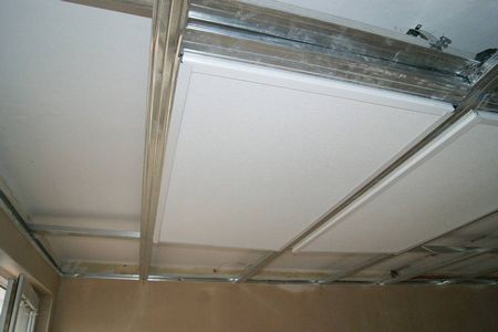 panele wmontowane (zlicowane) z sufitem podwieszanym. 