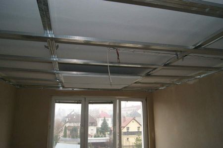 panele wmontowane (zlicowane) z sufitem podwieszanym. 