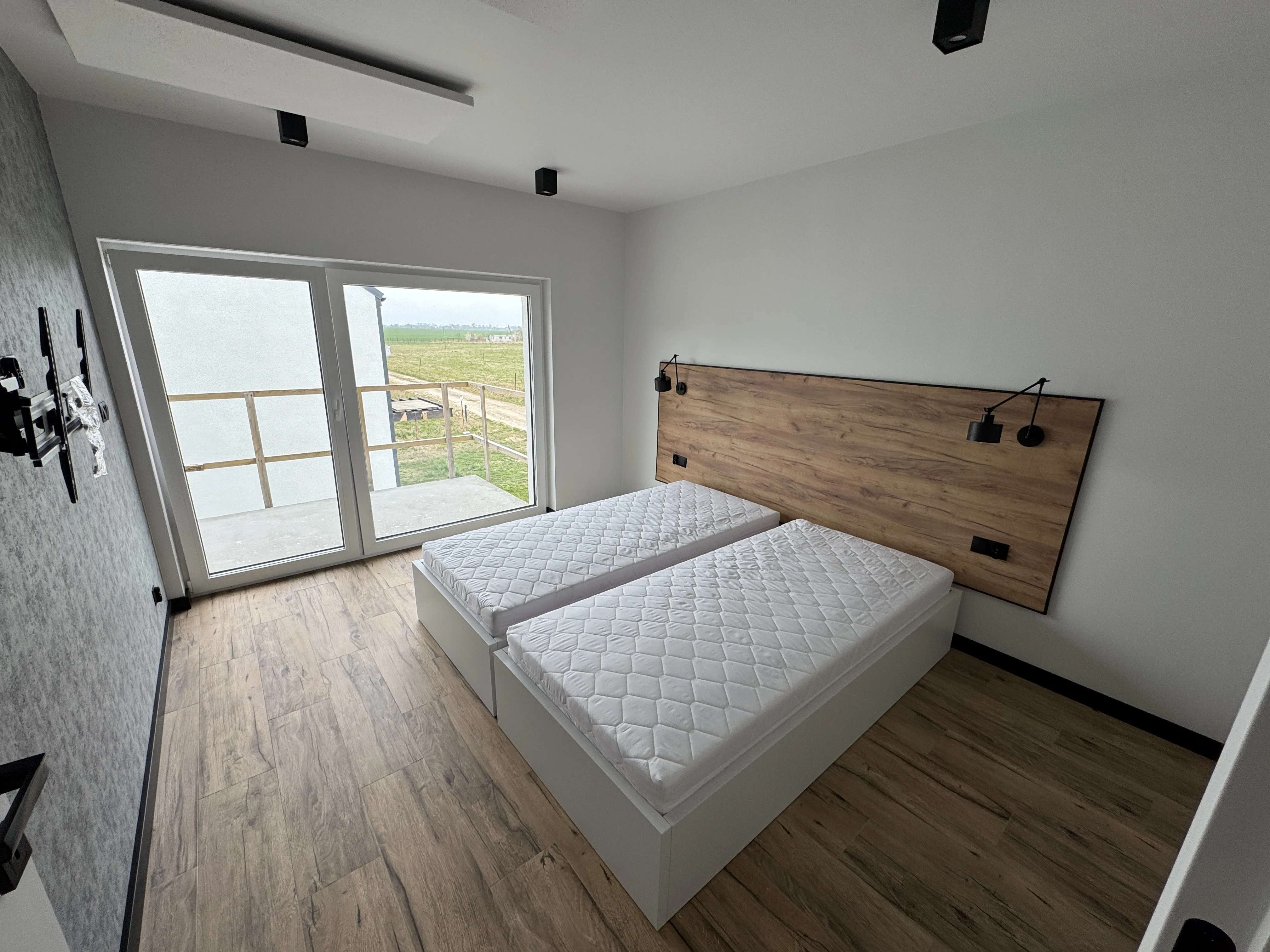 Panel na podczerwień Eco Partner na ścianie w sypialni